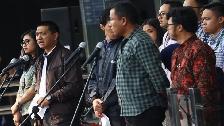 Ketua Wadah Pegawai KPK Yudi Purnomo Harahap (kedua kiri) memberikan keterangan pers di Gedung KPK, Jakarta (Foto: Antaranews)