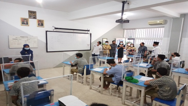 Komisi IV DPRD Solo, Jawa Tengah memantau pelaksanaan PTM di SMP Islam Diponegoro, Rabu (24/3). (MP/Ismail)