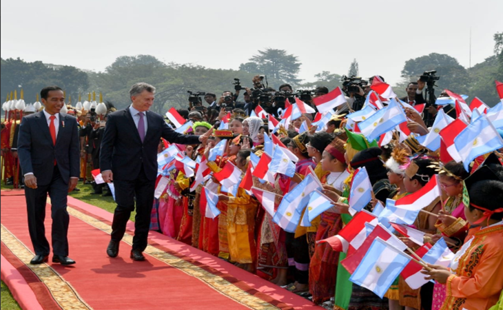 Presiden Jokowi saat menerima Presiden Argentina di Istana Negara