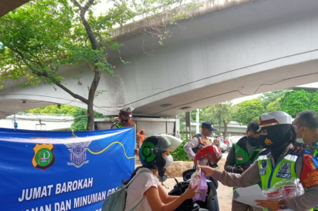 'Jumat Barokah', Polisi Bikin Perut Pelanggar Operasi Zebra di Kolong Tomang Terisi