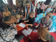 Abdi Dalem Keraton Solo Antre Paket Sembako Lebaran dari PB XIII, Total Ada 500 Orang 