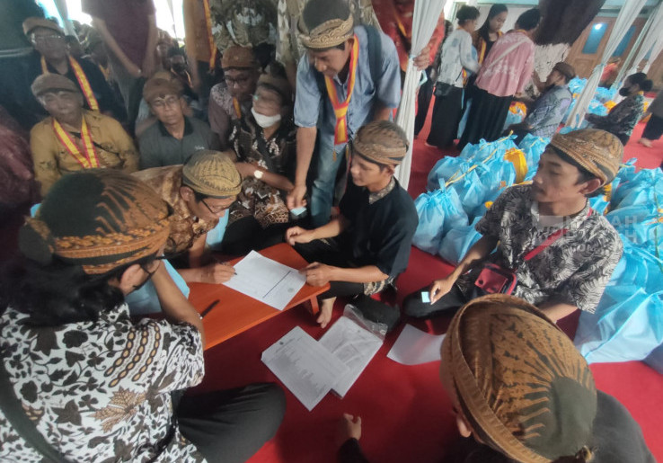 Abdi Dalem Keraton Solo Antre Paket Sembako Lebaran dari PB XIII, Total Ada 500 Orang 