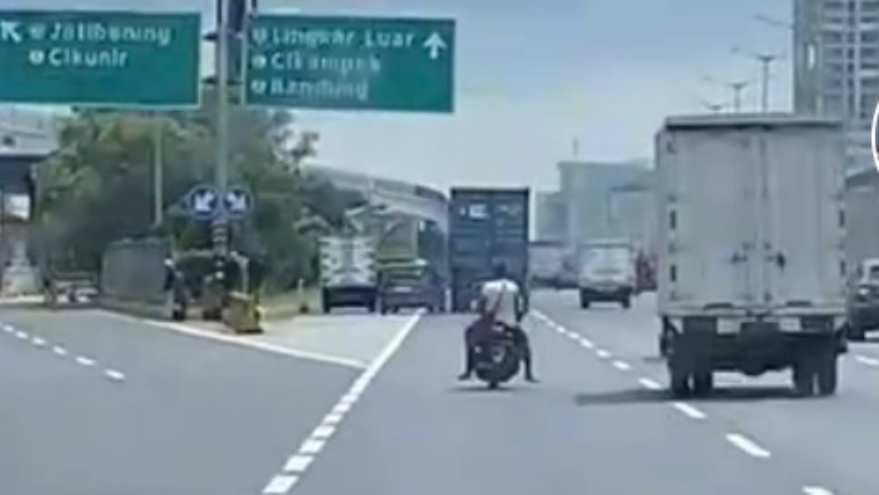 Kejar Mobil, Pengendara Motor Bonceng Tiga Nekat Masuk tol Jakarta-Cikampek