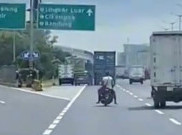 Kejar Mobil, Pengendara Motor Bonceng Tiga Nekat Masuk tol Jakarta-Cikampek
