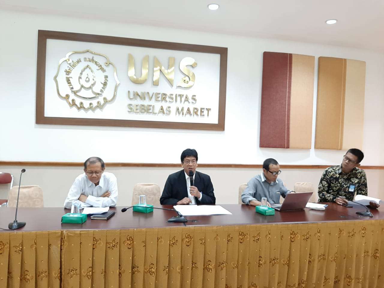 Rektor Universitas Sebelas Maret (UNS) Surakarta, Jawa Tengah, Jamal Wiwoho (kanan) (MP/Ismail)