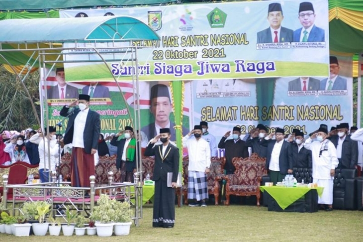 Wakil Bupati Serdang Bedagai Yusri Tambunan saat memimpin upacara peringatan Hari Santri Nasional di Lapangan Pondok Pesantren Darul Mukhlisin, Desa Cepedak Lobang, Kecamatan Sei Rampah, Kabupaten Serdang Bedagai, Sumatera Utara, Jumat (22/10/2021). (ANTARA/HO Pemkab Serdang Bedagai)
