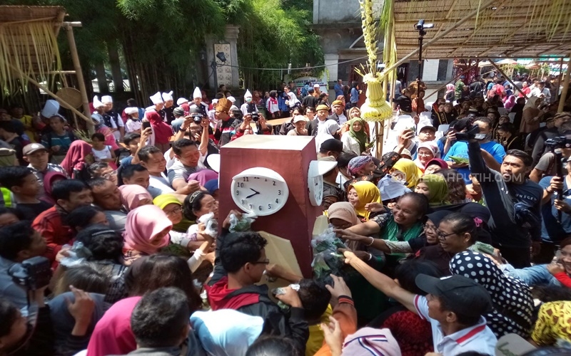  HUT ke-274 Kota Solo, Warga Berebut 1000 Jenang di CFD Jalan Slamet Riyadi