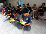 Ratusan Warga Antusias Ikuti Program Makan Gratis setiap Rabu di Kebayoran Lama Jakarta