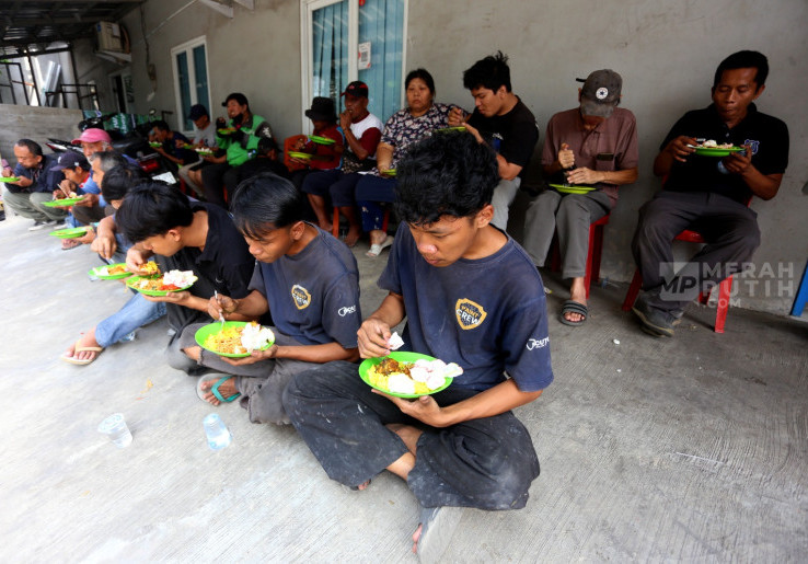 Ratusan Warga Antusias Ikuti Program Makan Gratis setiap Rabu di Kebayoran Lama Jakarta