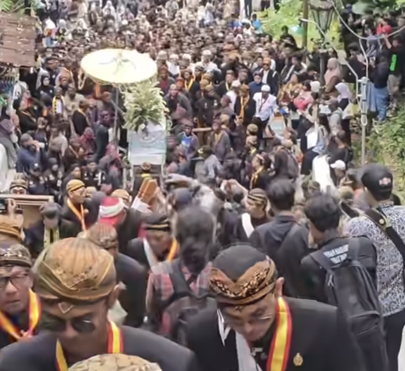 Bukti Kesetiaan Abdi Dalem, Angkat Jenazah Pakubuwono XIII Menaiki 409 Anak Tangga hingga Makam Imogiri