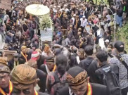 Bukti Kesetiaan Abdi Dalem, Angkat Jenazah Pakubuwono XIII Menaiki 409 Anak Tangga hingga Makam Imogiri