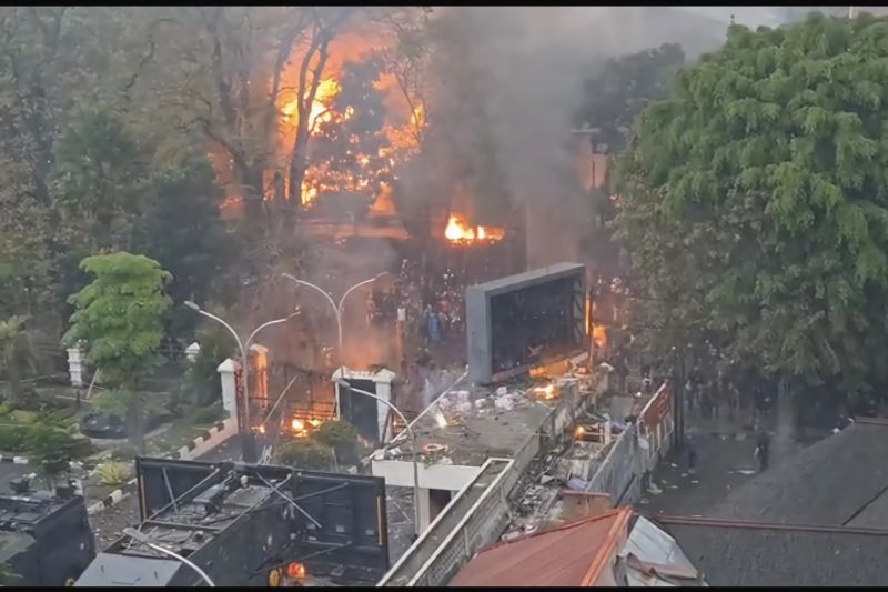 Bangunan Aset Milik Majelis Permusyawaratan Rakyat di Depan DPRD Jawa Barat Dibakar