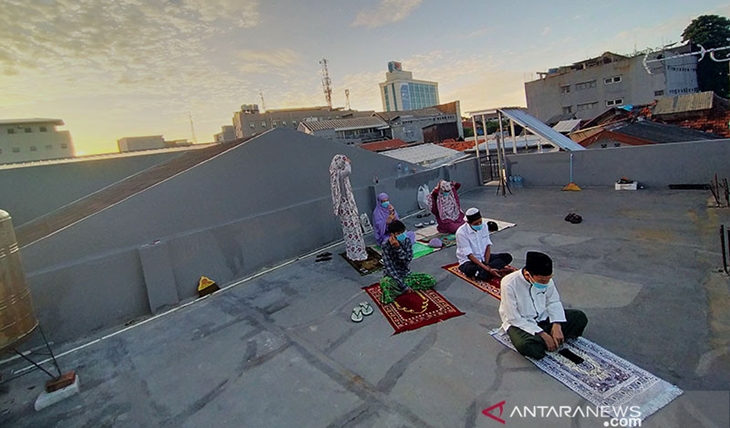 Pandemi COVID-19 Bikin Warga Lebih Religius