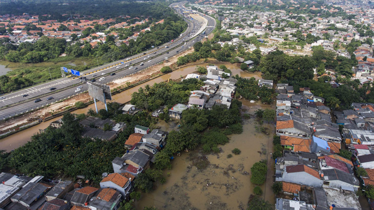 Banjir di kawasan Cipinang Melayu, Jakarta Timur. (ANTARA FOTO/Sigid Kurniawan)