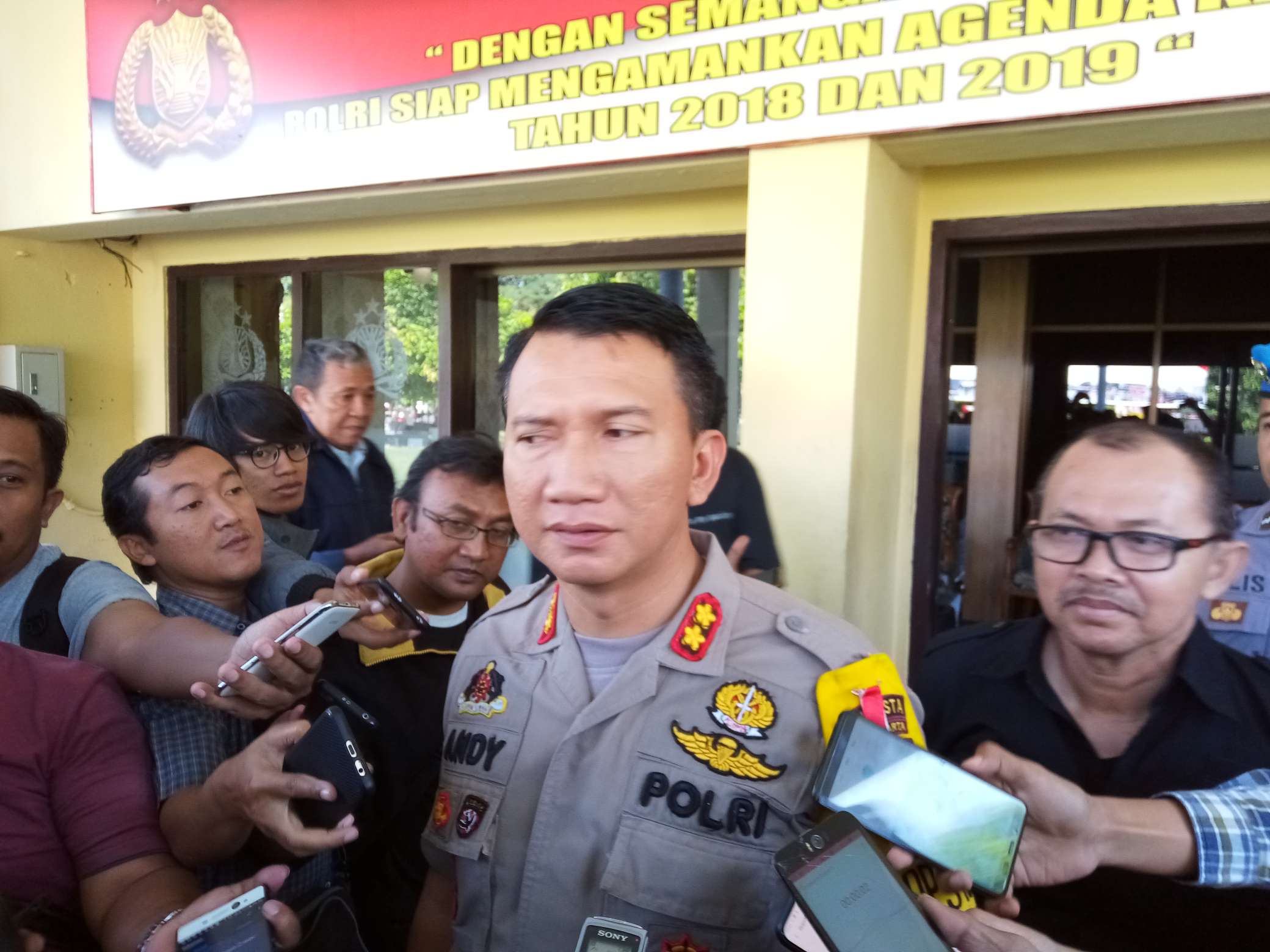 Wakapolresta Surakarta, AKBP Andi Rifai memberikan keterangan terkait pengamanan di kawasan kediaman Presiden Jokowi, Solo, Jawa Tengah, Jumat (24/5). (MP/Ismail)