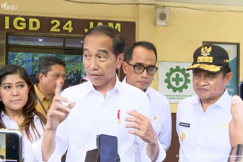 Presiden Jokowi saat menyampaikan keterangan usai meninjau Rumah Sakit Umum Daerah (RSUD) dr Kumpulan Pane, Kota Tebing Tinggi, Sumatera Utara, Rabu (7/2)