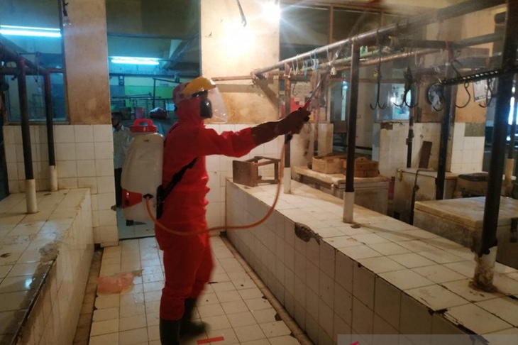 Relawan PMI Jakarta Selatan melakukan penyemprotan disinfektan di Pasar Kebayoran Lama, Jakarta Selatan, dalam rangka sterilisasi dan pencegahan COVID-19 pada masa normal baru, Kamis (18/6/2020). (ANTARA/Laily Rahmawaty)
