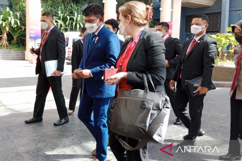 Menteri Komunikasi dan Informatika (Menkominfo) Johnny G. Plate (tengah) berbincang dengan delegasi perserta G20 saat acara pertemuan Digital Economy Working Group (DEWG) G20 Indonesia di Yogyakarta, Selasa (17/5/2022). Pertemuan yang berlangsung dari tanggal 17 hingga 19 Mei 2022 tersebut dihadiri delegasi anggota G20 untuk membahas tentang transformasi ekonomi digital. (ANTARA FOTO/Hendra Nurdiyansyah/foc.)