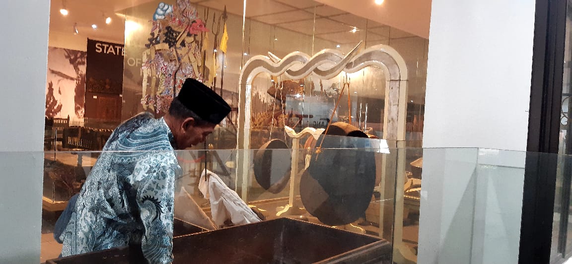 Tradisi Ngisis Keraton Kasepuhan Cirebon, Bersihkan Wayang Kulit Berusia Ratusan Tahun