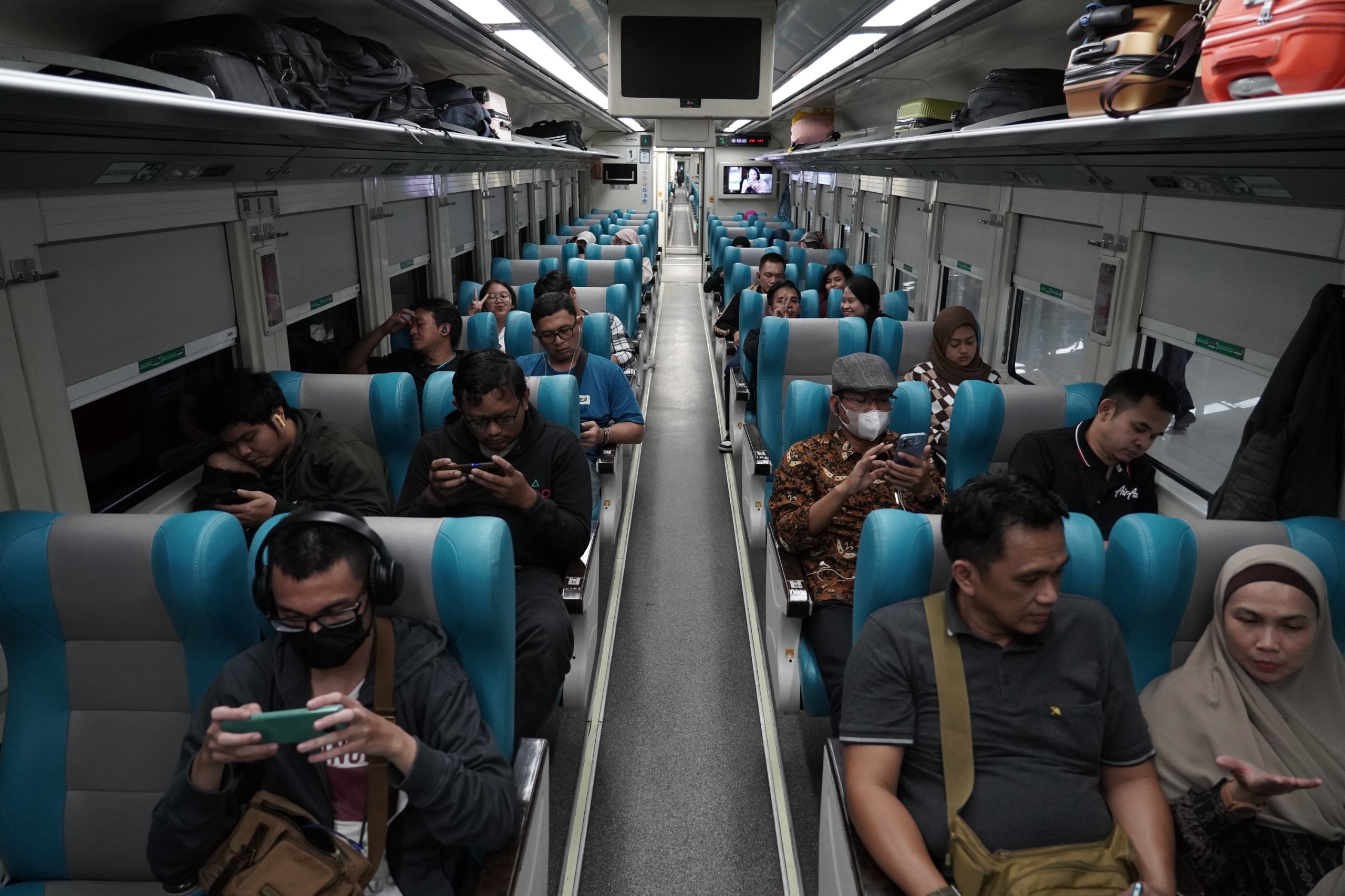 Suasana penumpang di dalam gerbong kereta api. (foto: Humas PT KAI).