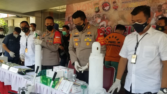 Tangkap Pengedar Narkoba, Polisi Temukan Belasan Tabung Oksigen yang Ditimbun
