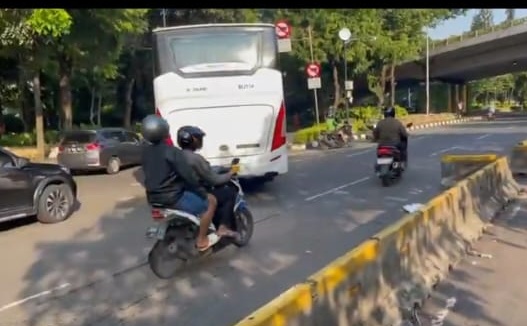 Minggu Pagi Jalan Depan DPR Masih Ditutup, Lalu Lintas Kwitang-Senen-Salemba Normal