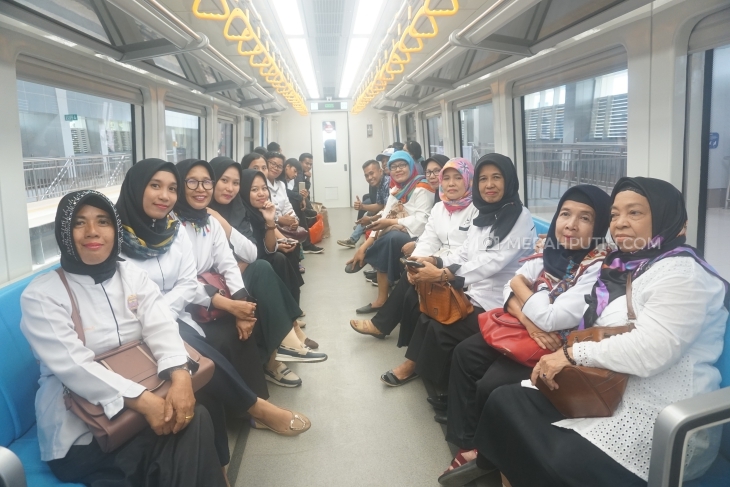 Rombongan guru yang ingin mencoba naik LRT (MP/Muchammad Yani)