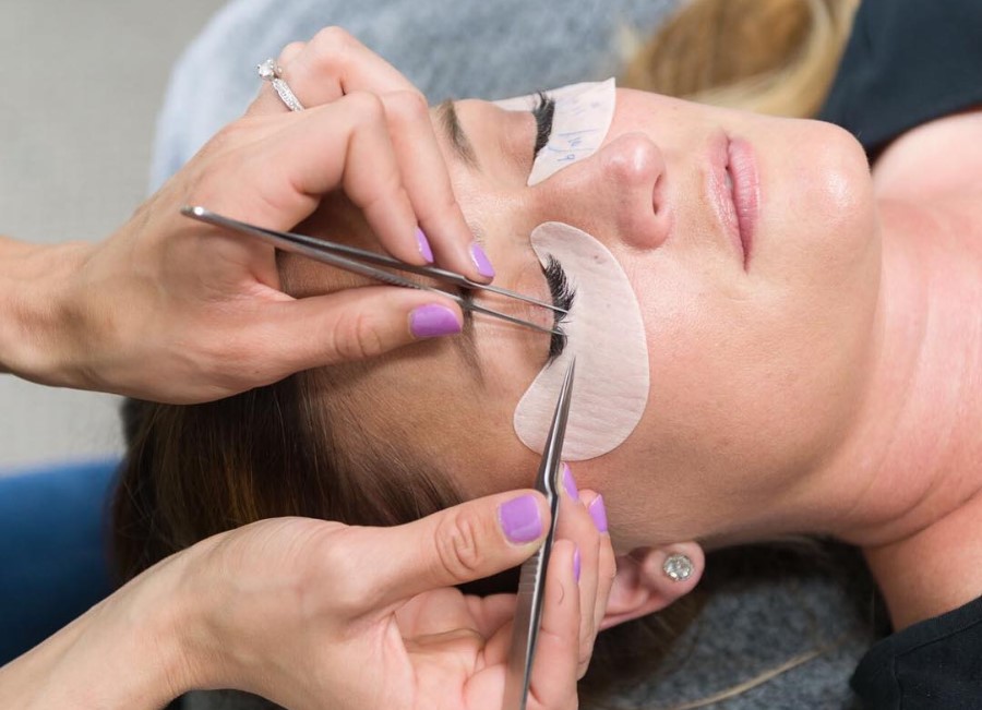 Hati-hati para Perempuan, Ini 3 Risiko yang Bisa Terjadi Akibat 'Eyelash Extension'