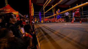 Menikmati Pertandingan Tinju di Bantaran Sungai Cisadane