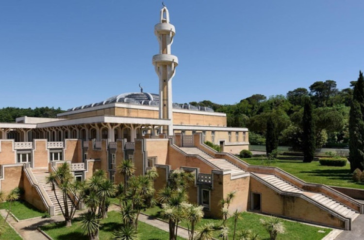 Pengalaman Salat Tarawih Pertama di Masjid Terbesar Kota Roma 