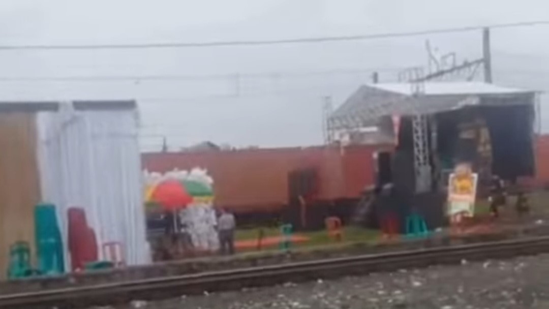 KAI Sesalkan Warga Tetap Gelar Hajatan di Tengah Jalur KA