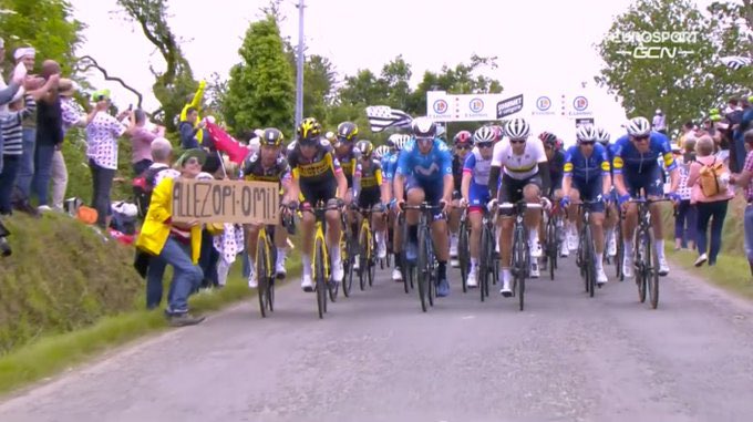 Perempuan berbaju kuning yang membawa petaka bagi Tour de France 2021. (Foto GCN)