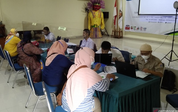 Sejumlah orang tua dan wali calon peserta didik baru mendatangi posko terkait kendala PPDB 2021 di SMA 70 Jakarta, Selasa (8/6/2021). ANTARA/Dewa Ketut Sudiarta Wiguna