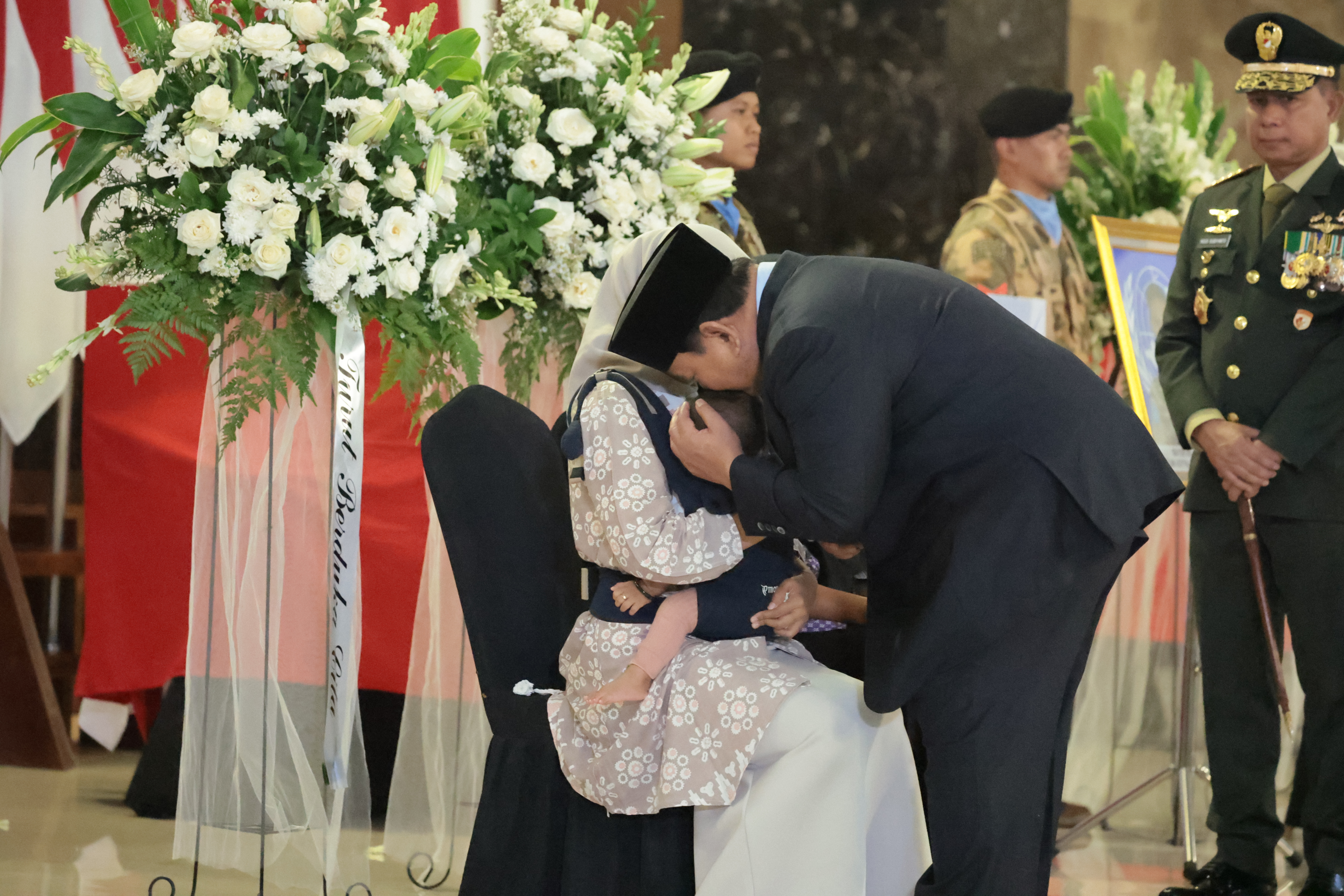 Peluk dan Cium Prabowo Saat Prosesi Penyambutan Jenazah 3 Prajurit Pasukan Perdamaian TNI