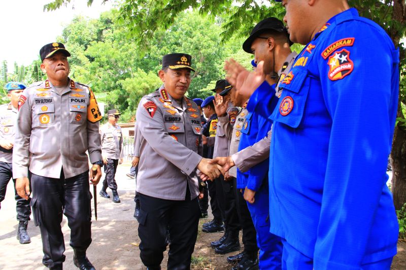 Kapolri Datangi Pengungsi Korban Erupsi Gunung Lewotobi Laki-Laki