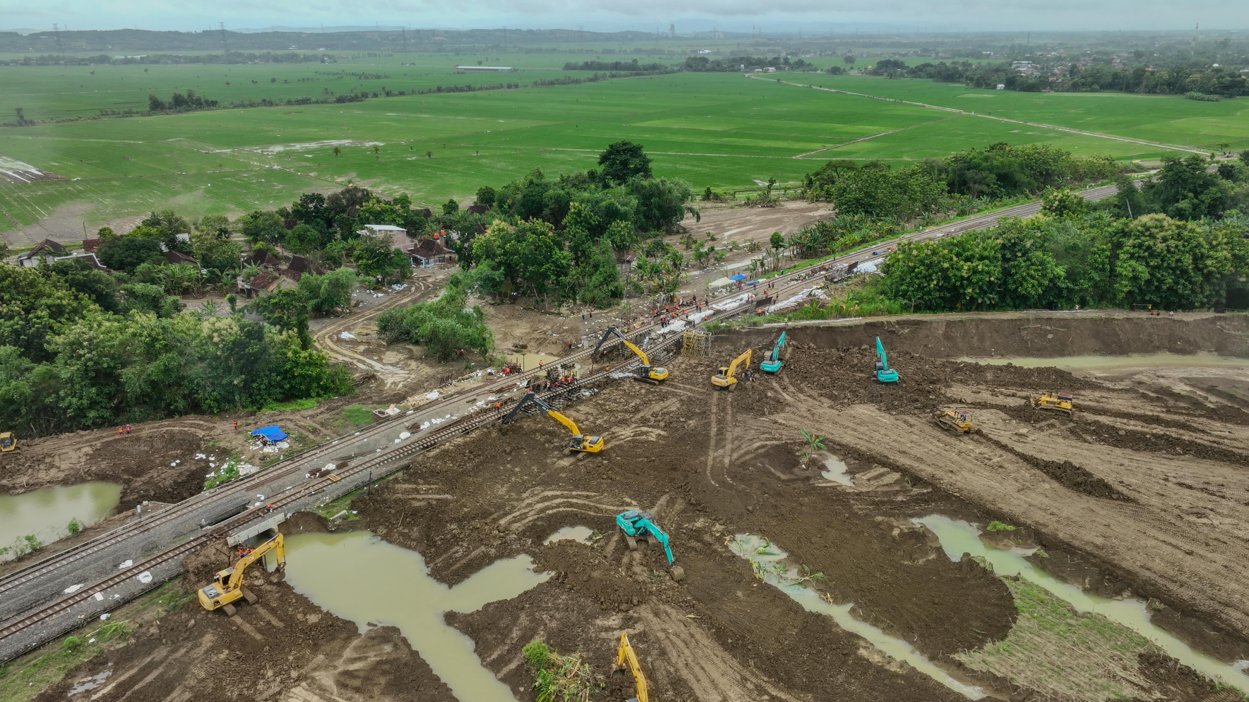 Masih Terdampak Banjir, KAI Bereskan Jalur Rel di Grobogan