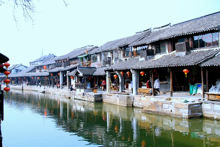 Pasar di pinggiran sungai di Nanjing, Tiongkok. (Foto: Pixabay/anzhehong0)