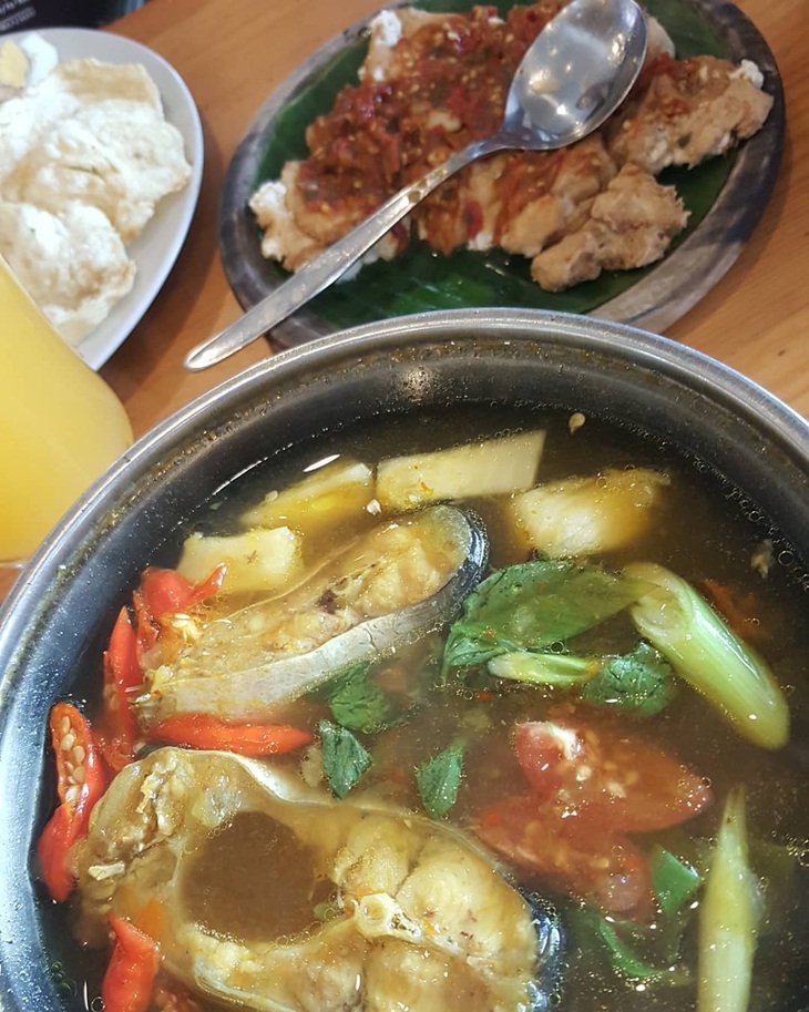 Pindang patin khas Palembang. (Foto: Instagram/adeliabudianto)
