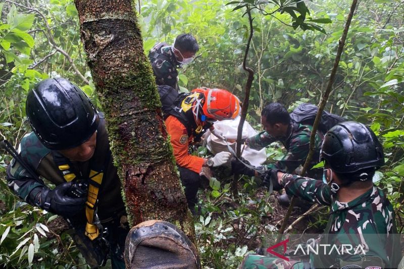 Tim SAR Kerahkan Helikopter Angkut Korban Pesawat ATR 42-500 dari Jurang Penggungan Lampeso