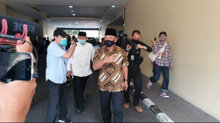 Presidium KAMI Jenderal (Purn) Gatot Nurmantyo (tengah) saat akan menjenguk rekannya yang ditahan, di Mabes Polri, Jakarta, Kamis (15/10/2020). (ANTARA/ Anita Permata Dewi)