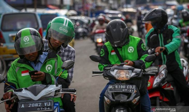 Ilustrasi - Pengemudi ojek online menunggu penumpang di kawasan Pasar Anyar, Kota Tangerang, Banten, Rabu (11/3/2020). ANTARA FOTO/Fauzan/foc. (ANTARA FOTO/FAUZAN)