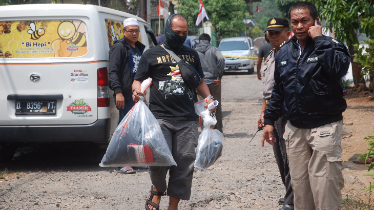 Densus 88 Bawa Sejumlah Barang Bukti dari Terduga Teroris Karanganyar