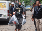 Densus 88 Bawa Sejumlah Barang Bukti dari Terduga Teroris Karanganyar