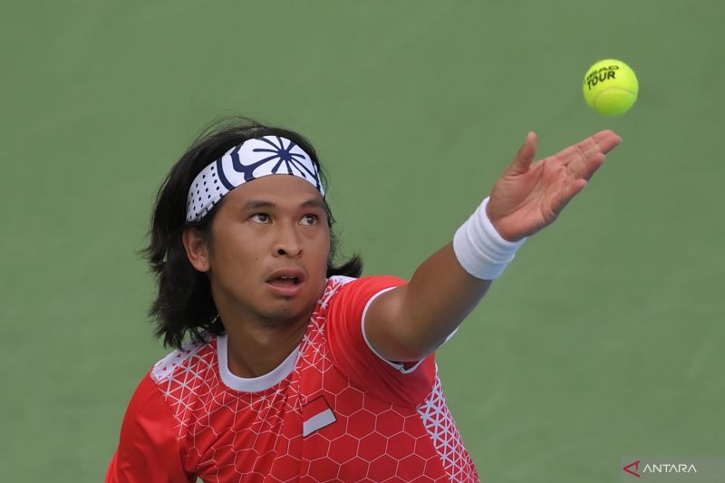  Petenis Indonesia Christopher Rungkat melakukan servis ke arah petenis Venezuela Luiz David Martinez dalam pertandingan Playoff Grup II Piala Davis di Stadion Tenis Gelora Bung Karno, Jakarta, Jumat (4/3/2022). ANTARA FOTO/Aditya Pradana Putra/wsj.