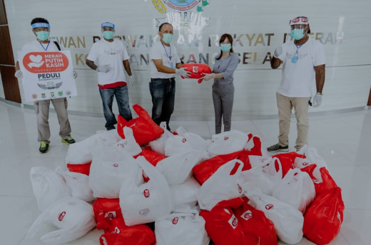 JHL Group Salurkan Bantuan Ratusan APD Baju Hazmat ke DPRD Kota Tangsel