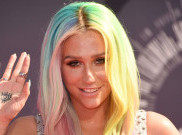 Serukan Gerakan #TimesUp, Kesha Bawakan Praying bersama 'Pasukan'
