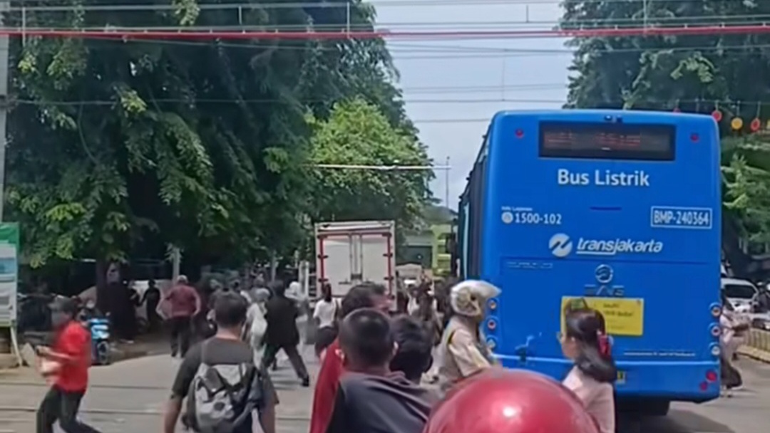 Bus Listrik Sempat Mogok saat Melintasi Rel, Transjakarta akan Tempatkan Petugas Khusus di Perlintasan Kereta