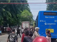 Bus Listrik Sempat Mogok saat Melintasi Rel, Transjakarta akan Tempatkan Petugas Khusus di Perlintasan Kereta