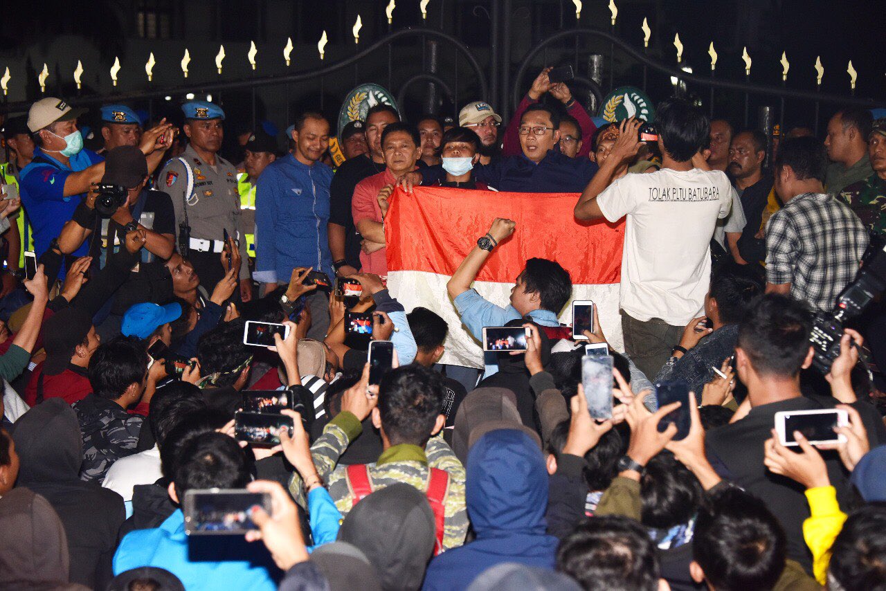 Gubernur Jawa Barat Ridwan Kamil menemui para mahasiswa/pelajar & warga di depan Gedung Sate & merespon segenap tuntutan aspirasinya terkait UU KPK dan RUU lainnya. Foto: Twitter/@ridwankamil