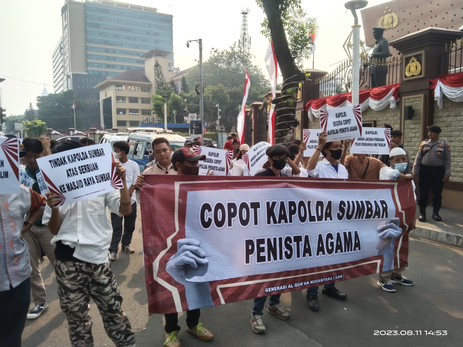 Kapolri Didesak Evaluasi Kapolda Sumbar Imbas Anak Buah Injak Masjid dengan Sepatu